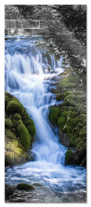 Pixxprint Wasserfall im grünen Wald B&W Detail, Glasbild Panorama