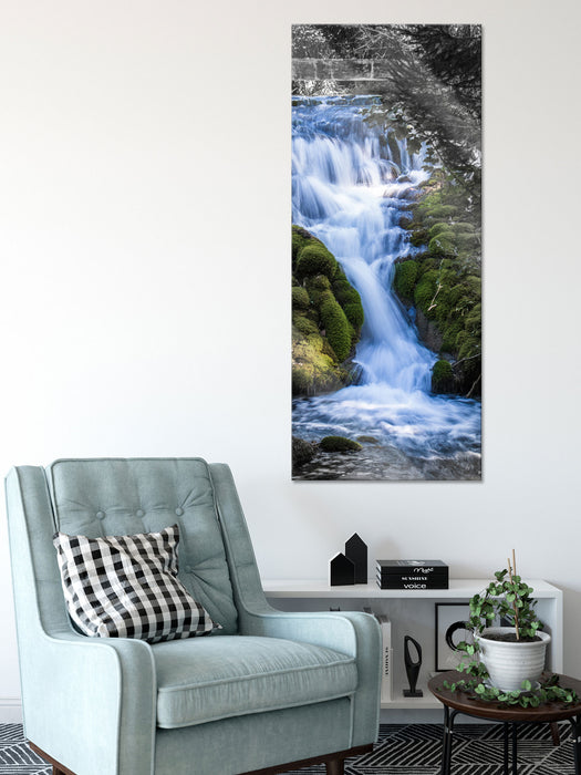 Wasserfall im grünen Wald B&W Detail, Glasbild Panorama