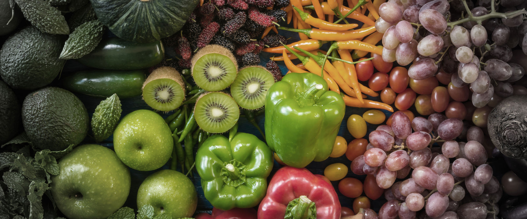 Verschiedene bunte Früchte von oben B&W Detail, Glasbild Panorama