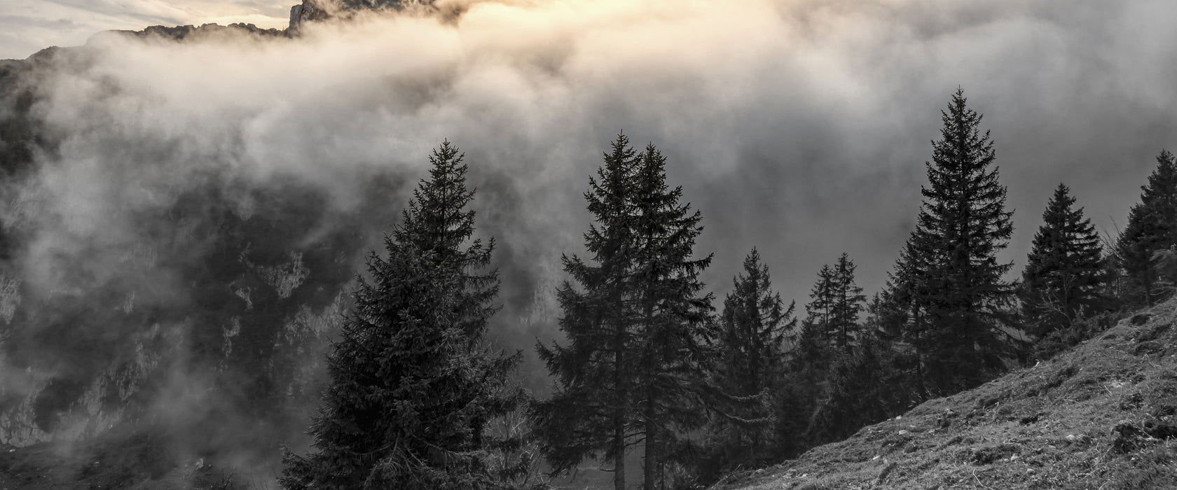 Aufsteigende Wolken in den Dolomiten B&W Detail, Glasbild Panorama