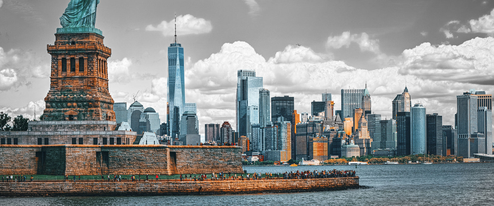 Freiheitsstatue mit New Yorker Skyline B&W Detail, Glasbild Panorama