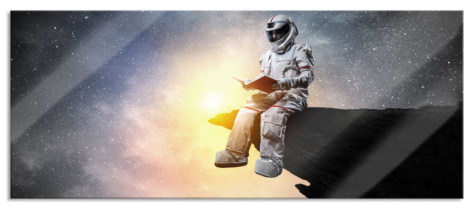 Pixxprint Lesender Astronaut auf Vorsprung vor Galaxie B&W Detail, Glasbild Panorama