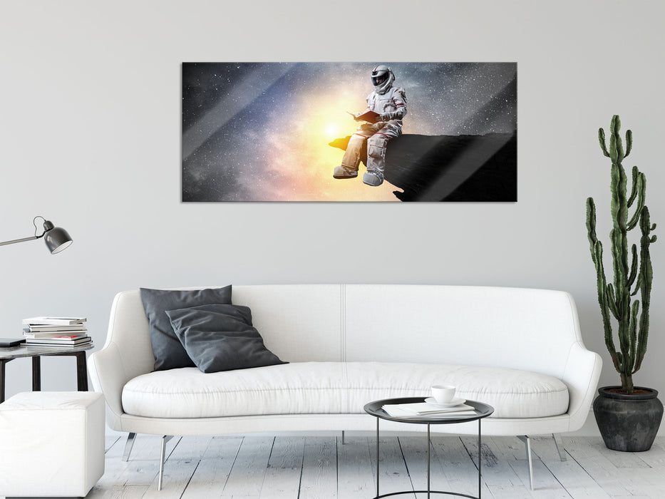 Lesender Astronaut auf Vorsprung vor Galaxie B&W Detail, Glasbild Panorama