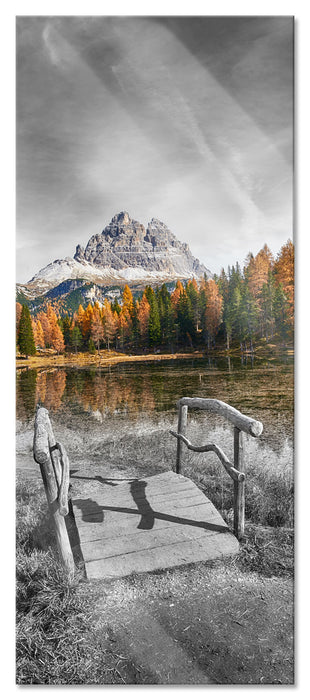 Pixxprint Holzbrücke an Dolomiten See im Herbst B&W Detail, Glasbild Panorama