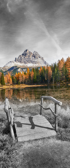 Holzbrücke an Dolomiten See im Herbst B&W Detail, Glasbild Panorama