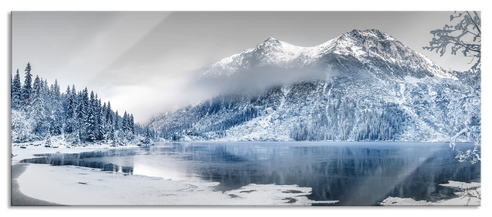 Pixxprint Winterlandschaft mit gefrorenem Bergsee B&W Detail, Glasbild Panorama