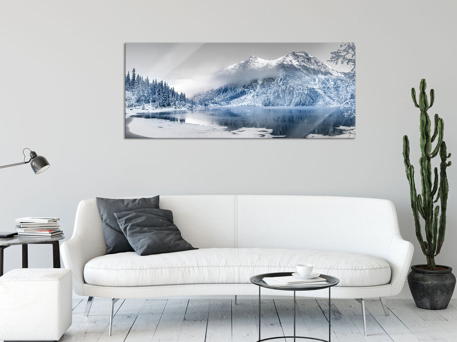 Winterlandschaft mit gefrorenem Bergsee B&W Detail, Glasbild Panorama