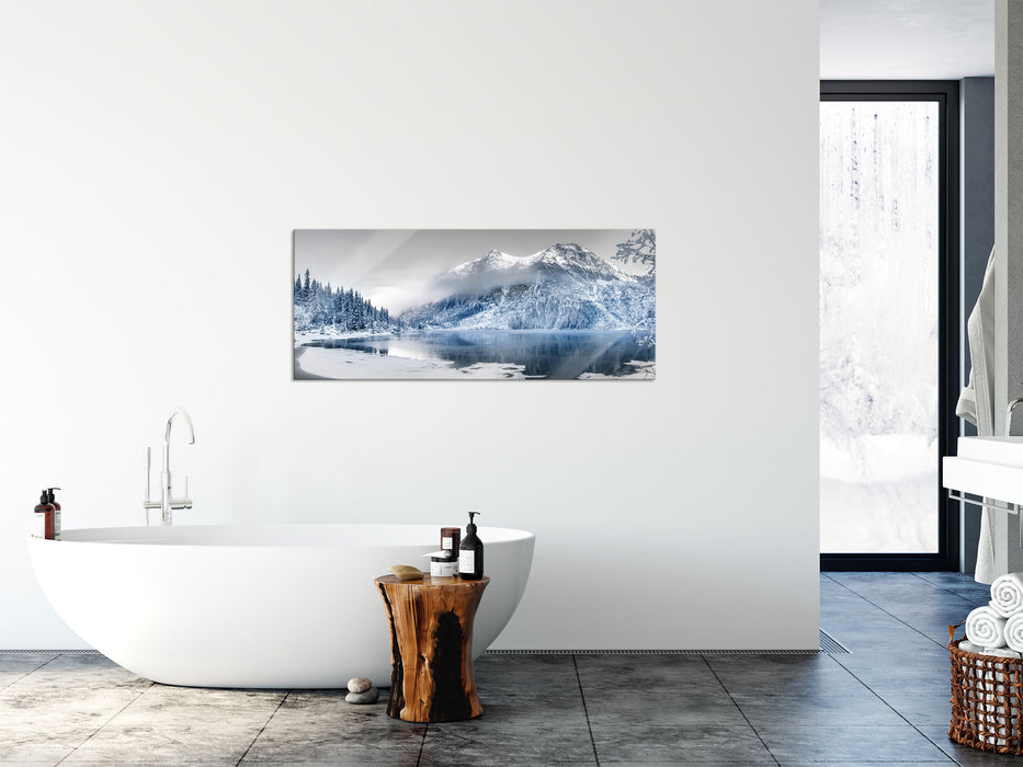 Winterlandschaft mit gefrorenem Bergsee B&W Detail, Glasbild Panorama