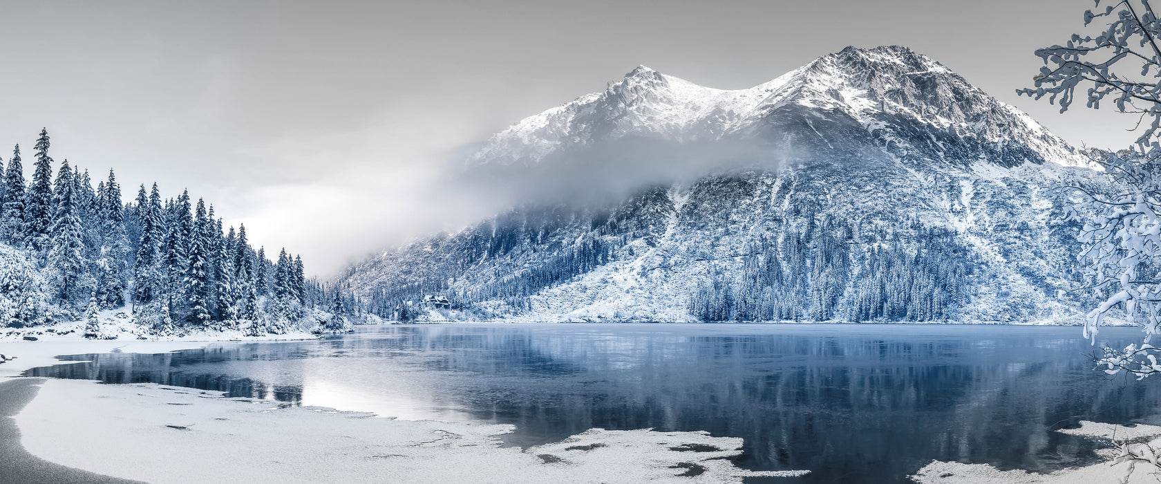 Winterlandschaft mit gefrorenem Bergsee B&W Detail, Glasbild Panorama