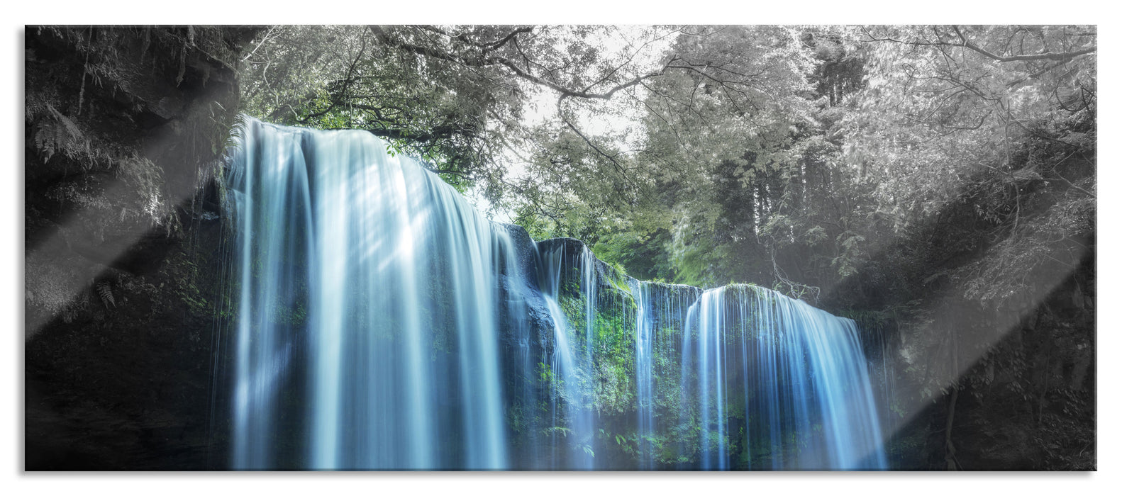 Pixxprint Tropischer Wasserfall im Wald B&W Detail, Glasbild Panorama