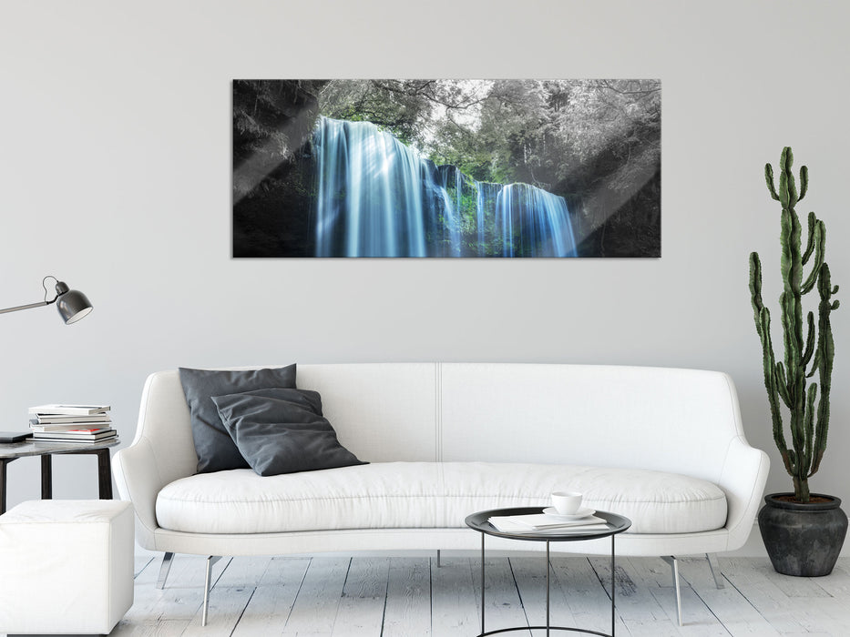 Tropischer Wasserfall im Wald B&W Detail, Glasbild Panorama