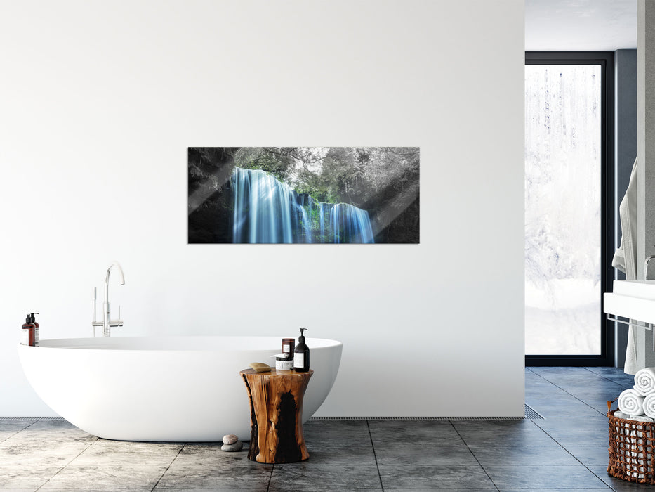 Tropischer Wasserfall im Wald B&W Detail, Glasbild Panorama