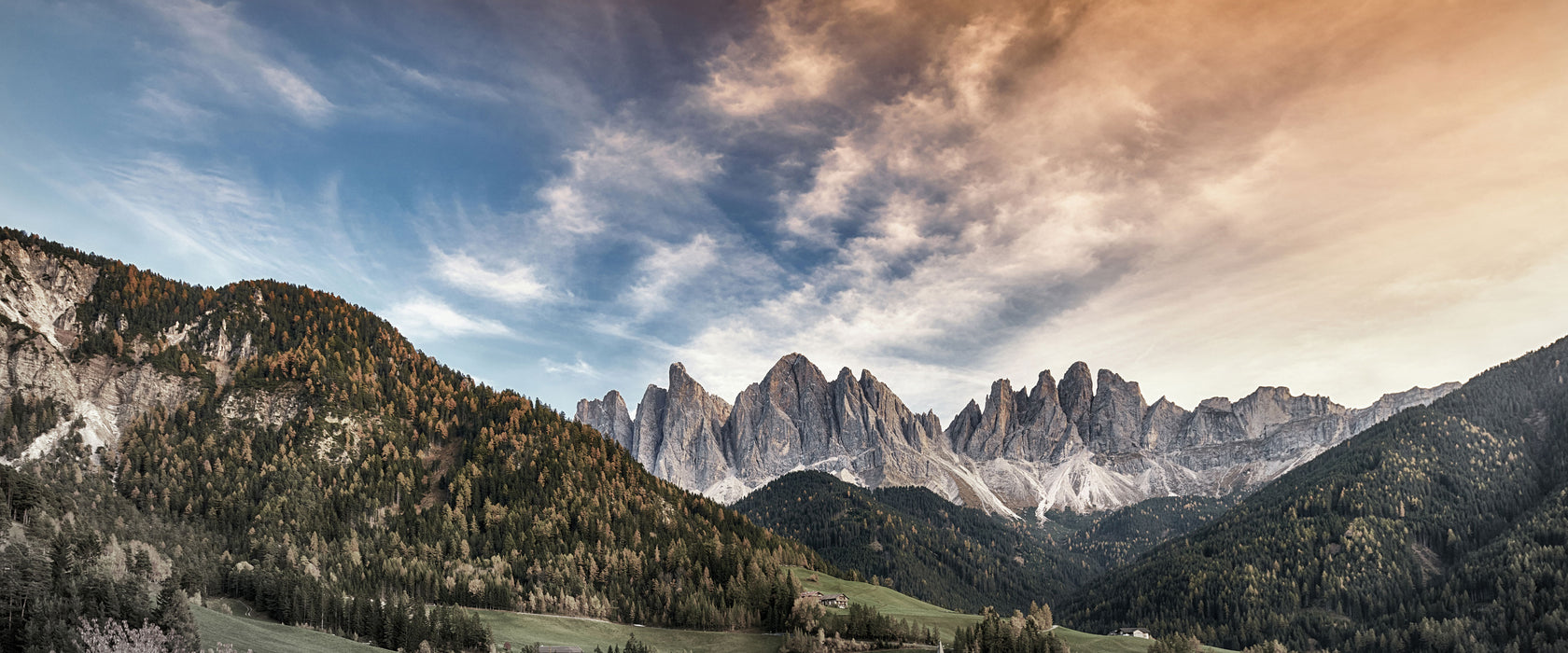 Herbstliche Landschaft in den Dolomiten B&W Detail, Glasbild Panorama