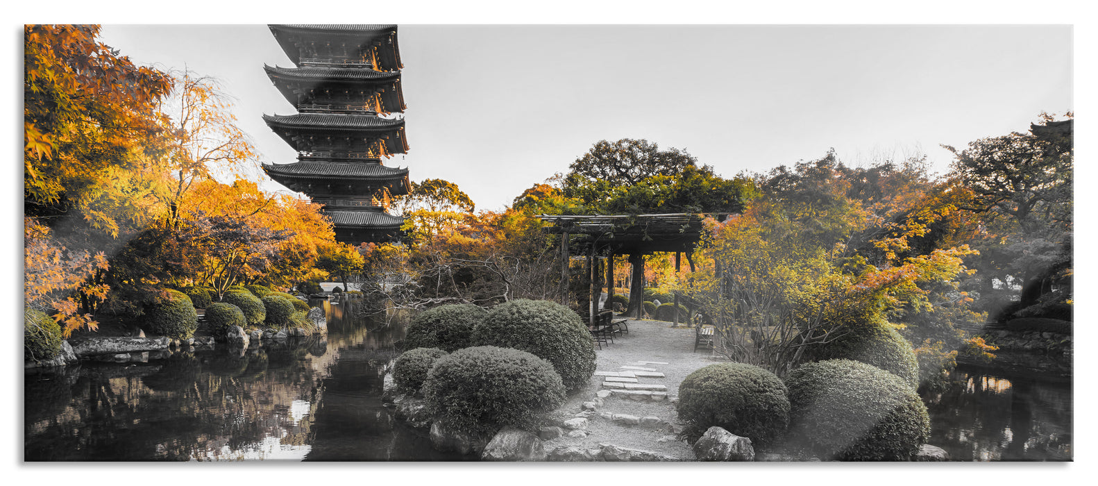 Pixxprint See im Herbst vor japanischem Tempel B&W Detail, Glasbild Panorama