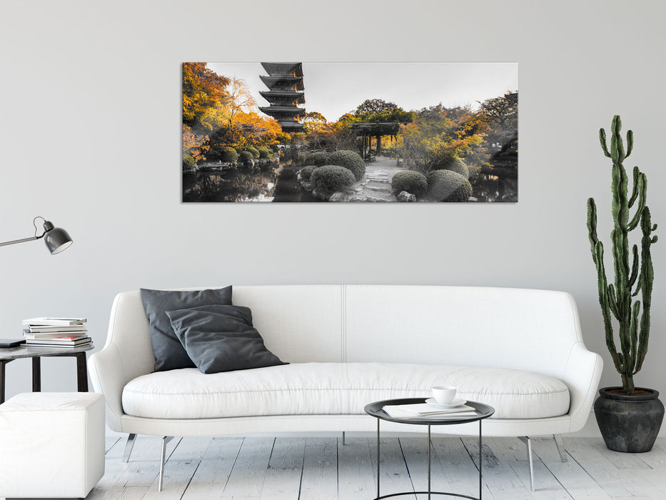 See im Herbst vor japanischem Tempel B&W Detail, Glasbild Panorama