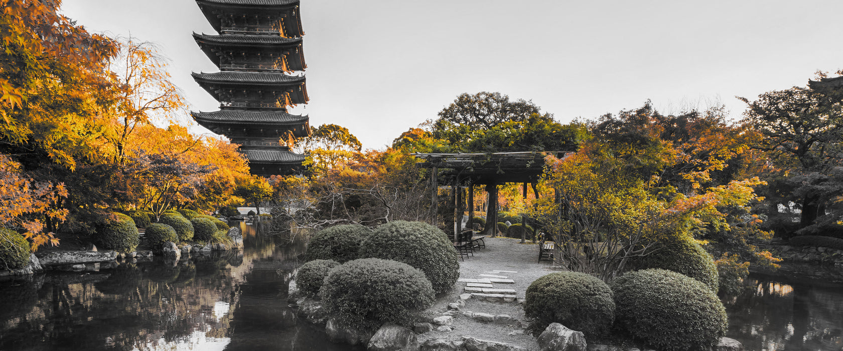 See im Herbst vor japanischem Tempel B&W Detail, Glasbild Panorama