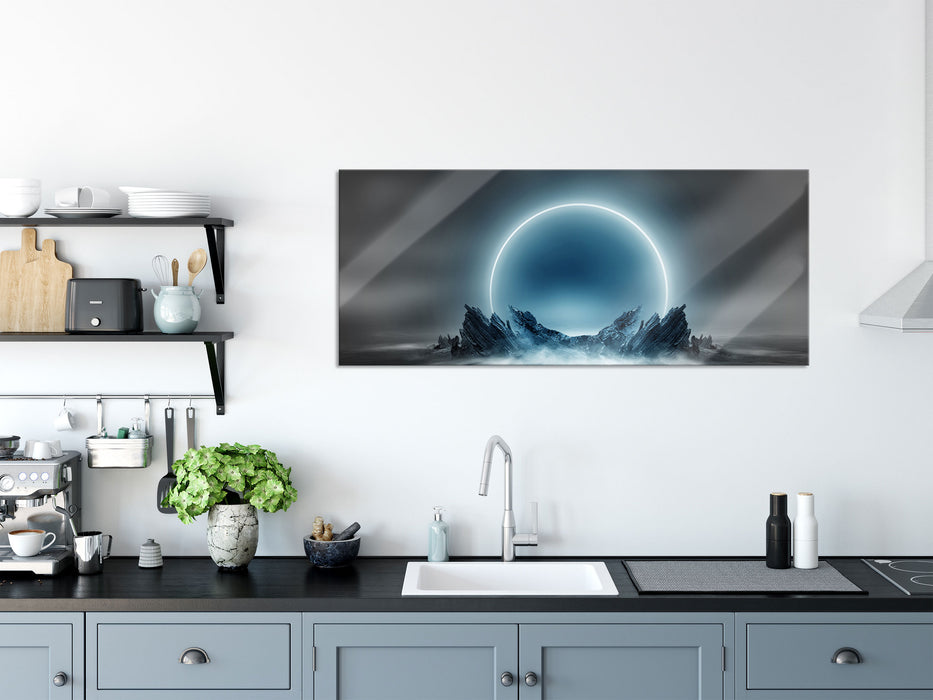 Abstrakter Mond hinter Felsformation B&W Detail, Glasbild Panorama