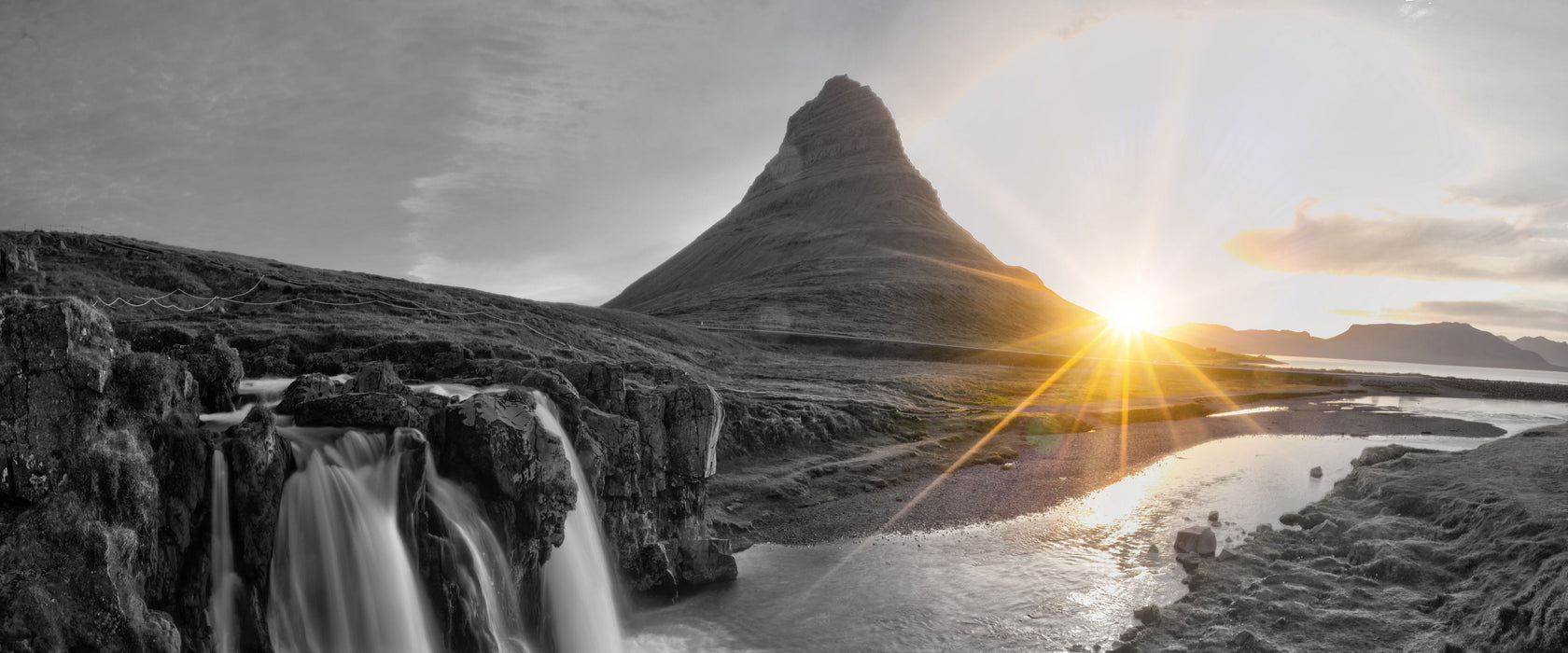 Wasserfall in Isalnd bei Sonnenuntergang B&W Detail, Glasbild Panorama