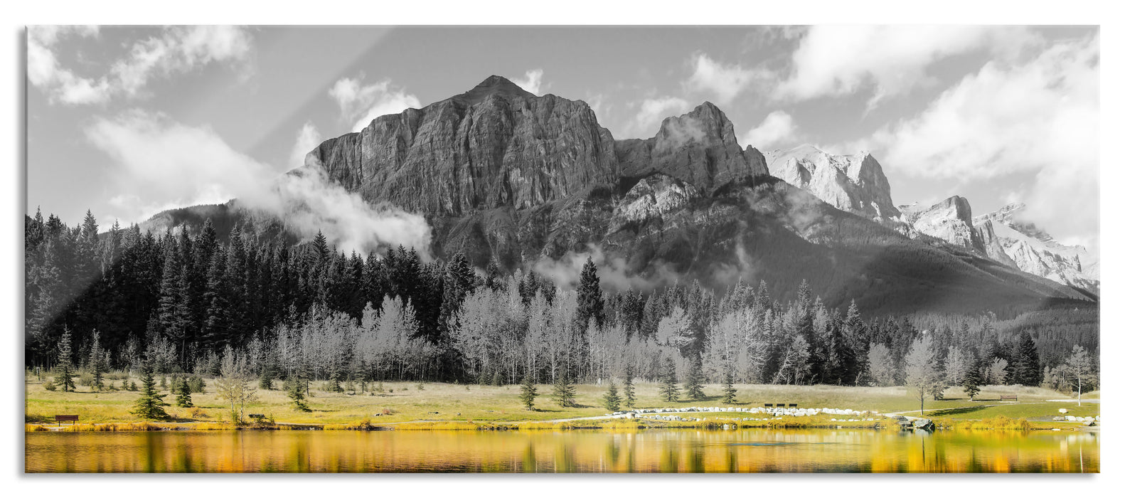 Pixxprint Kanadischer Herbstwald und Berge am See B&W Detail, Glasbild Panorama