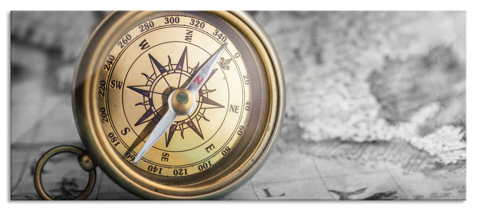 Pixxprint Alter Kompass auf Weltkarte B&W Detail, Glasbild Panorama