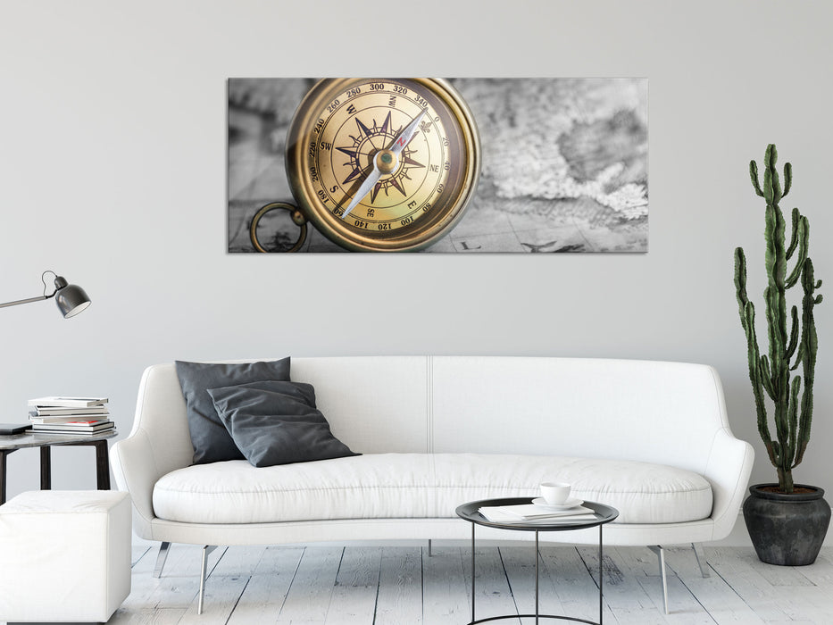 Alter Kompass auf Weltkarte B&W Detail, Glasbild Panorama