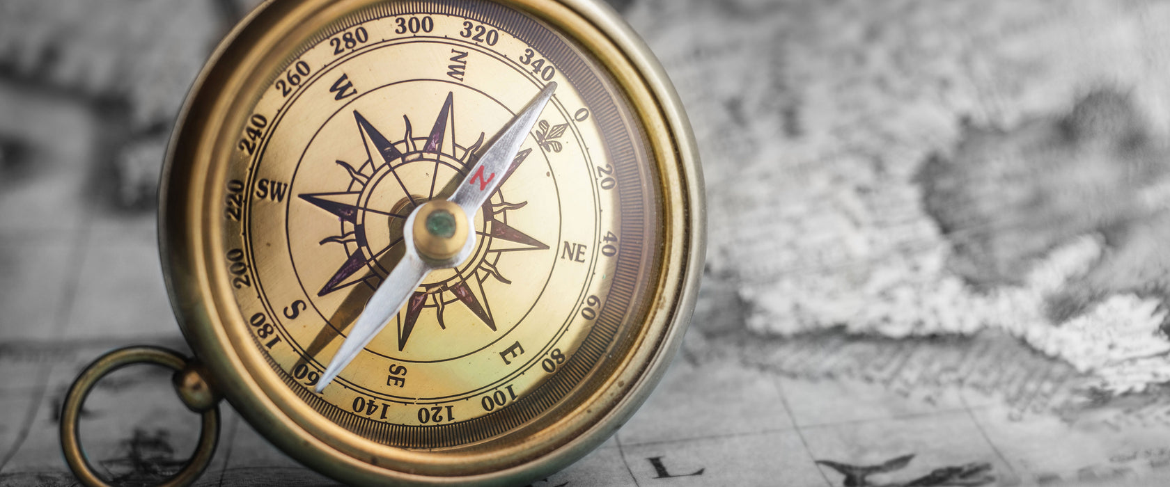 Alter Kompass auf Weltkarte B&W Detail, Glasbild Panorama
