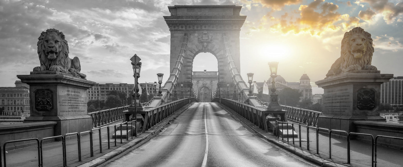 Brücke in Budapest bei Sonnenuntergang B&W Detail, Glasbild Panorama