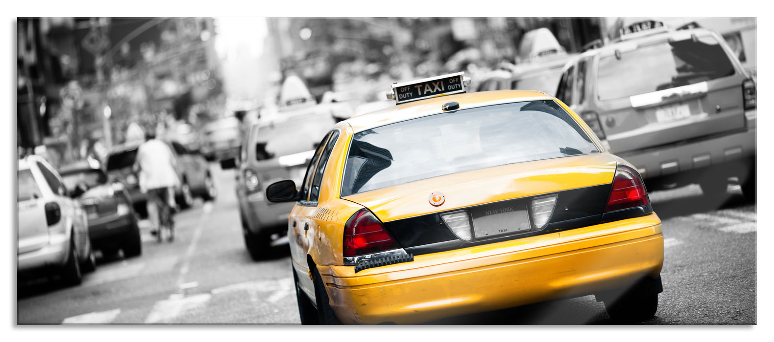 Pixxprint Gelbe Taxis am Times Square in New York B&W Detail, Glasbild Panorama