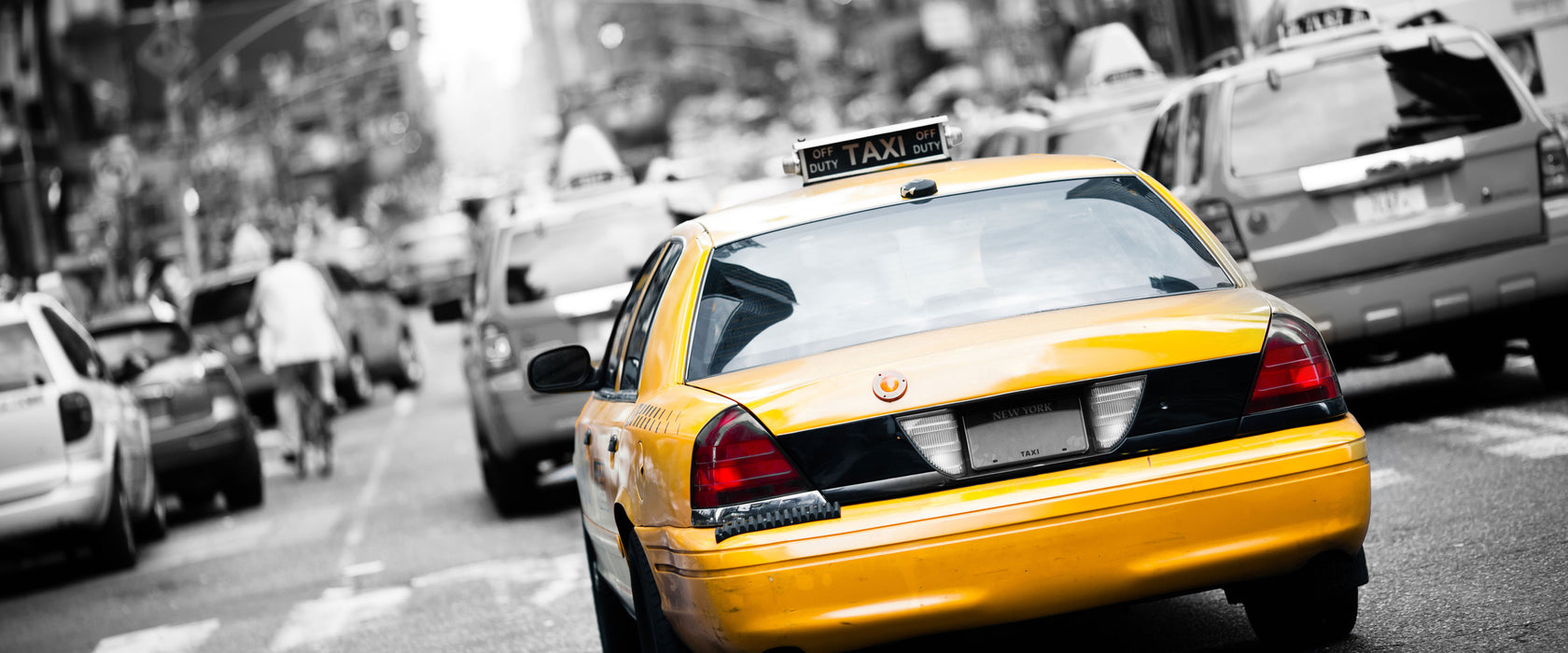 Gelbe Taxis am Times Square in New York B&W Detail, Glasbild Panorama