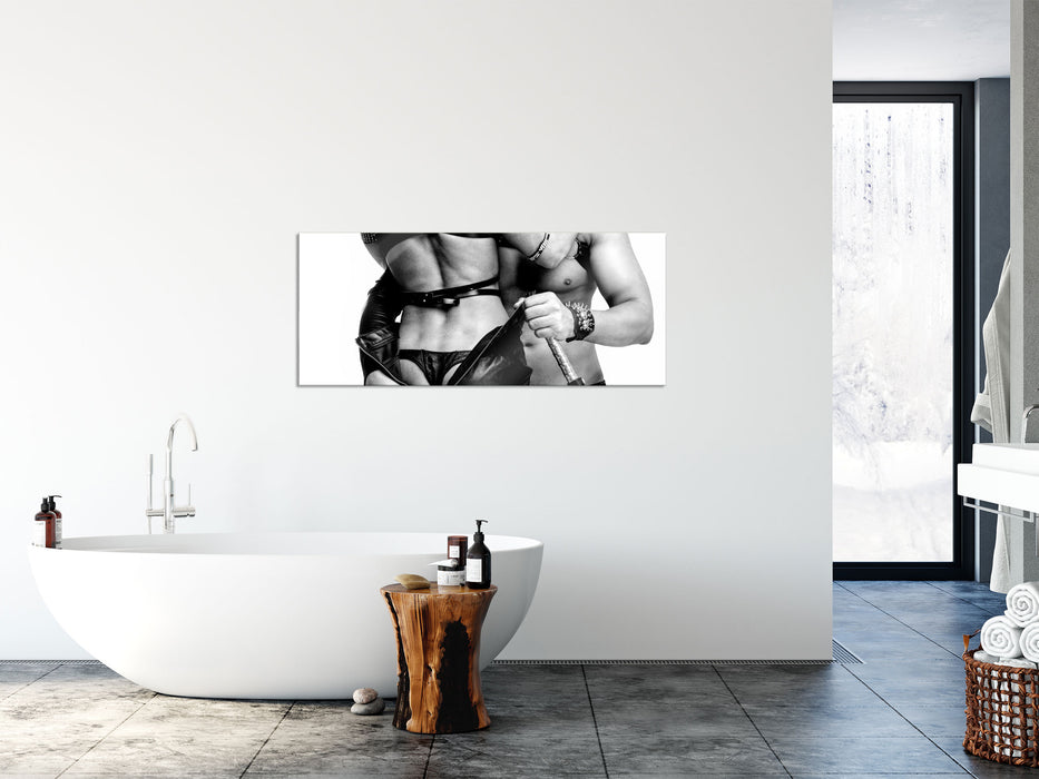 Sexy Paar in Ledermontur , Monochrome, Glasbild Panorama