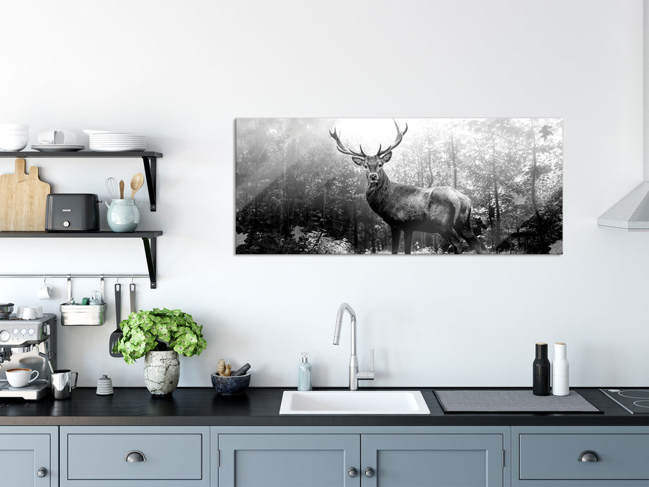 Hirsch im Wald mit fallenden Blättern, Monochrome, Glasbild Panorama