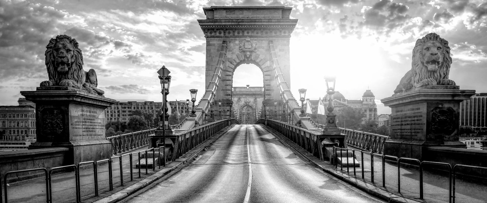 Brücke in Budapest bei Sonnenuntergang, Monochrome, Glasbild Panorama