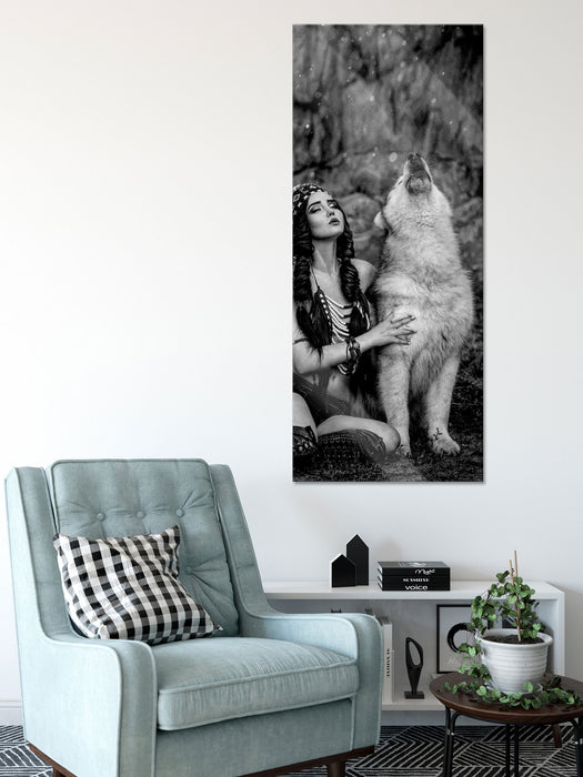 Indianische Frau und heulender Wolfshund, Monochrome, Glasbild Panorama
