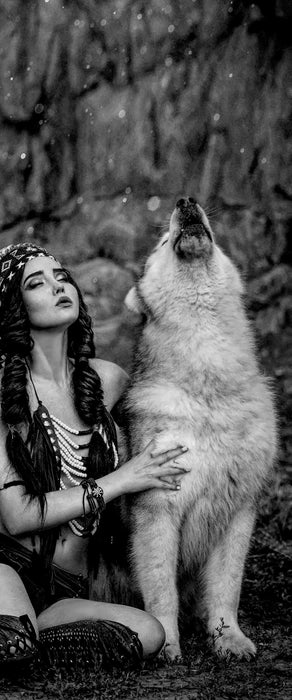 Indianische Frau und heulender Wolfshund, Monochrome, Glasbild Panorama