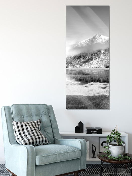 Winterlandschaft mit gefrorenem Bergsee, Monochrome, Glasbild Panorama