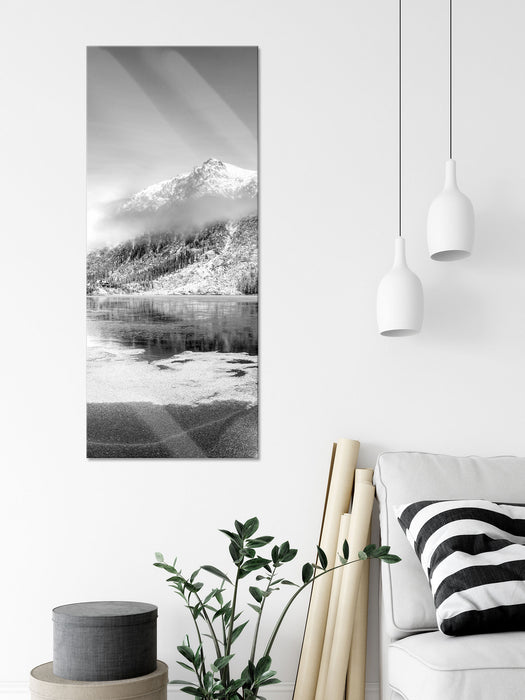 Winterlandschaft mit gefrorenem Bergsee, Monochrome, Glasbild Panorama