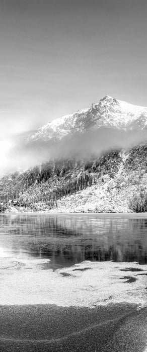 Winterlandschaft mit gefrorenem Bergsee, Monochrome, Glasbild Panorama