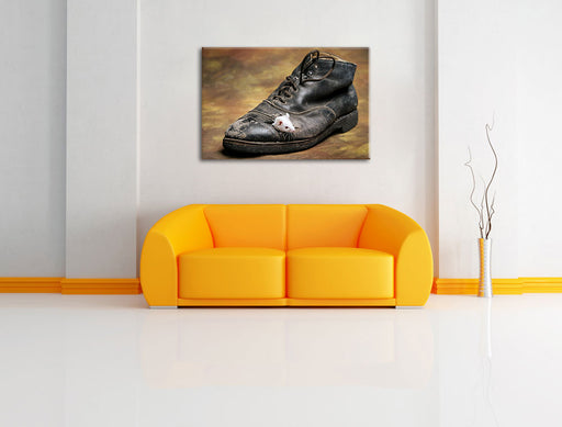 Maus in schwarzem Schuh Leinwandbild über Sofa