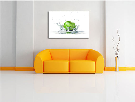 Grüner Apfel fällt in Wasser Leinwandbild über Sofa