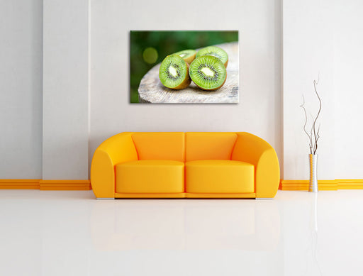 Leckere aufgeschnittene Kiwis Leinwandbild über Sofa