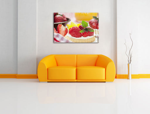 Leckere Erdbeertörtchen Leinwandbild über Sofa
