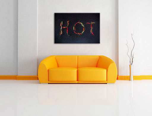 Chilis zu dem Wort Hot geformt Leinwandbild über Sofa
