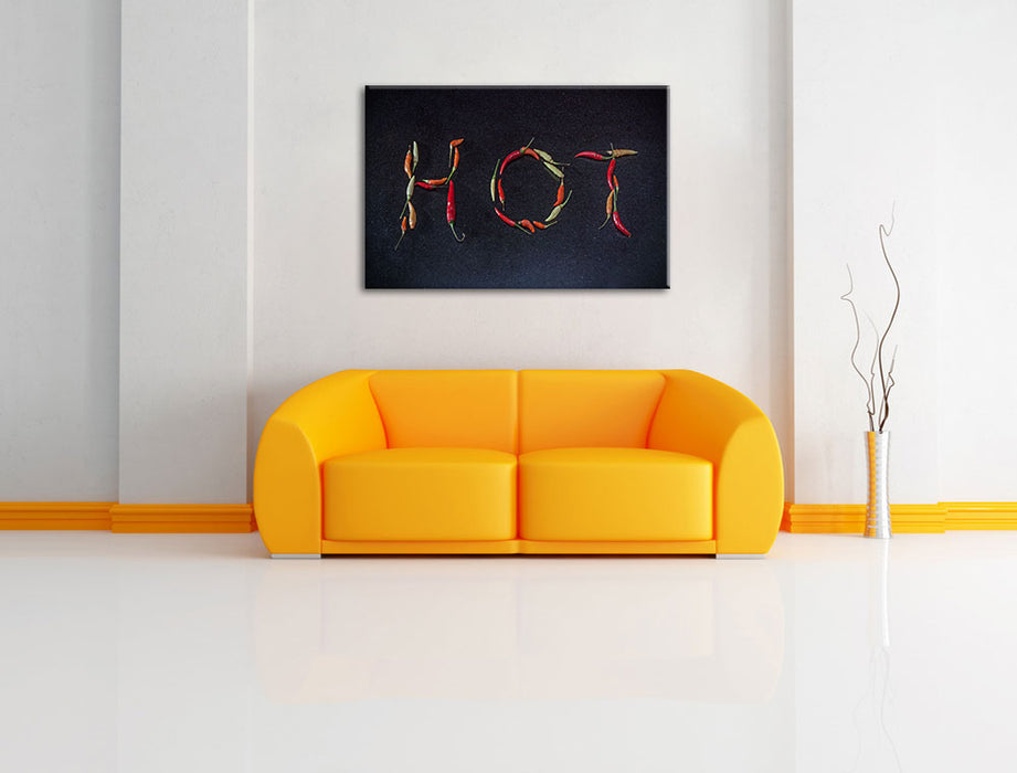 Chilis zu dem Wort Hot geformt Leinwandbild über Sofa