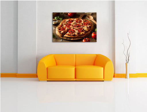 Pizza mit Salami und Tomaten Leinwandbild über Sofa