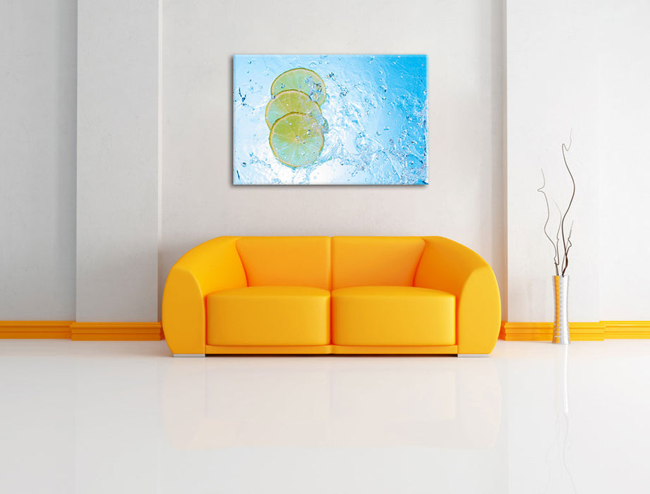 Zitrone fällt ins Wasser Leinwandbild über Sofa