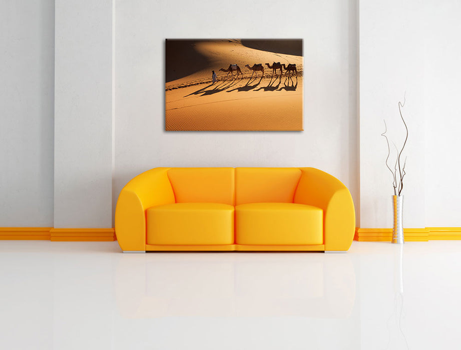 Kamelkarawane in der Wüste Leinwandbild über Sofa