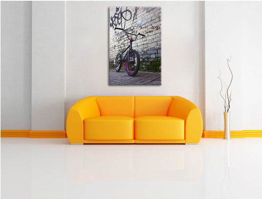 Fahrrad vor Graffitiwand Leinwandbild über Sofa