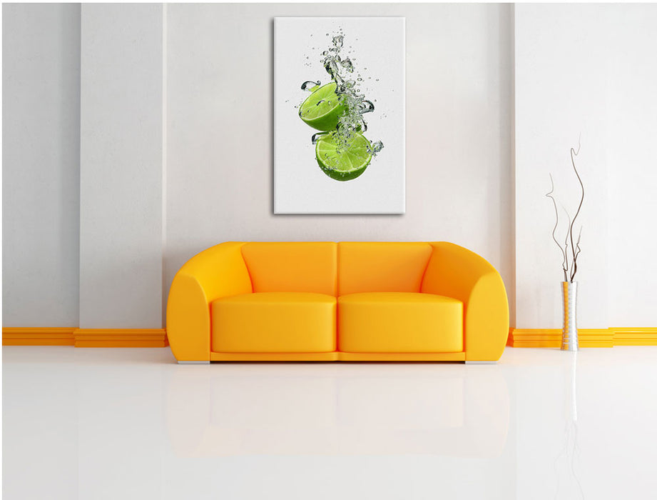 Leckere grüne Limetten im Wasser Leinwandbild über Sofa
