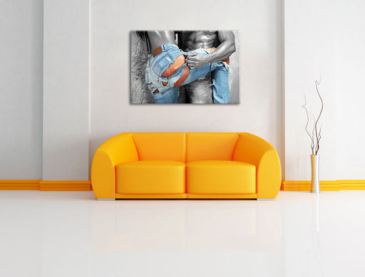 Frau in aufgerissener Jeans Leinwandbild über Sofa
