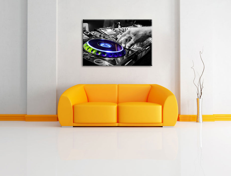 DJ bei der Arbeit am Plattenteller Leinwandbild über Sofa